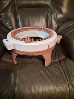 Loom knitting machine
