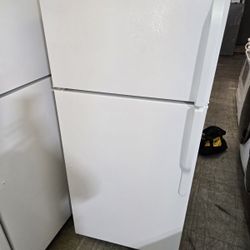 GE Top And Bottom Refrigerator (Apartment Size)