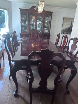 Excellent condition dining room table plus 8 chairs, sideboard and hutch