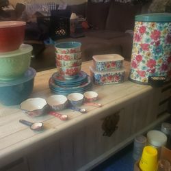 Pioneer woman items. Trash can, plates, mixing bowls, casserole dishes and more. 
