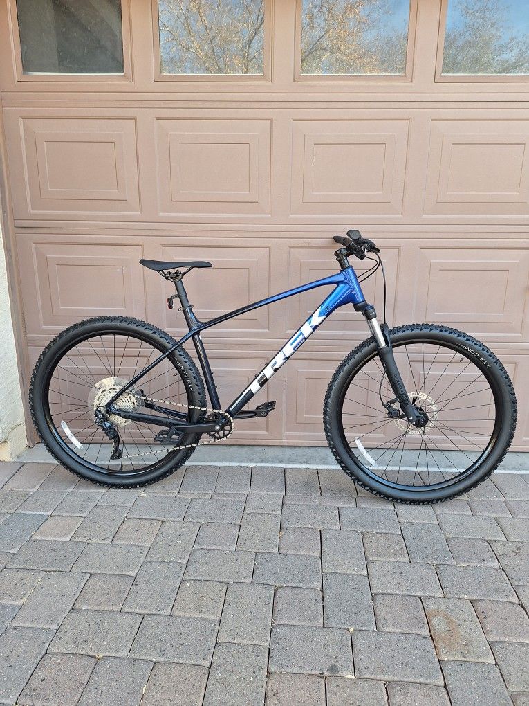 2024 TREK MARLIN 6 MOUNTAIN BIKE 29 ER LIKE NEW ( CHECK MY OTHER BIKES)