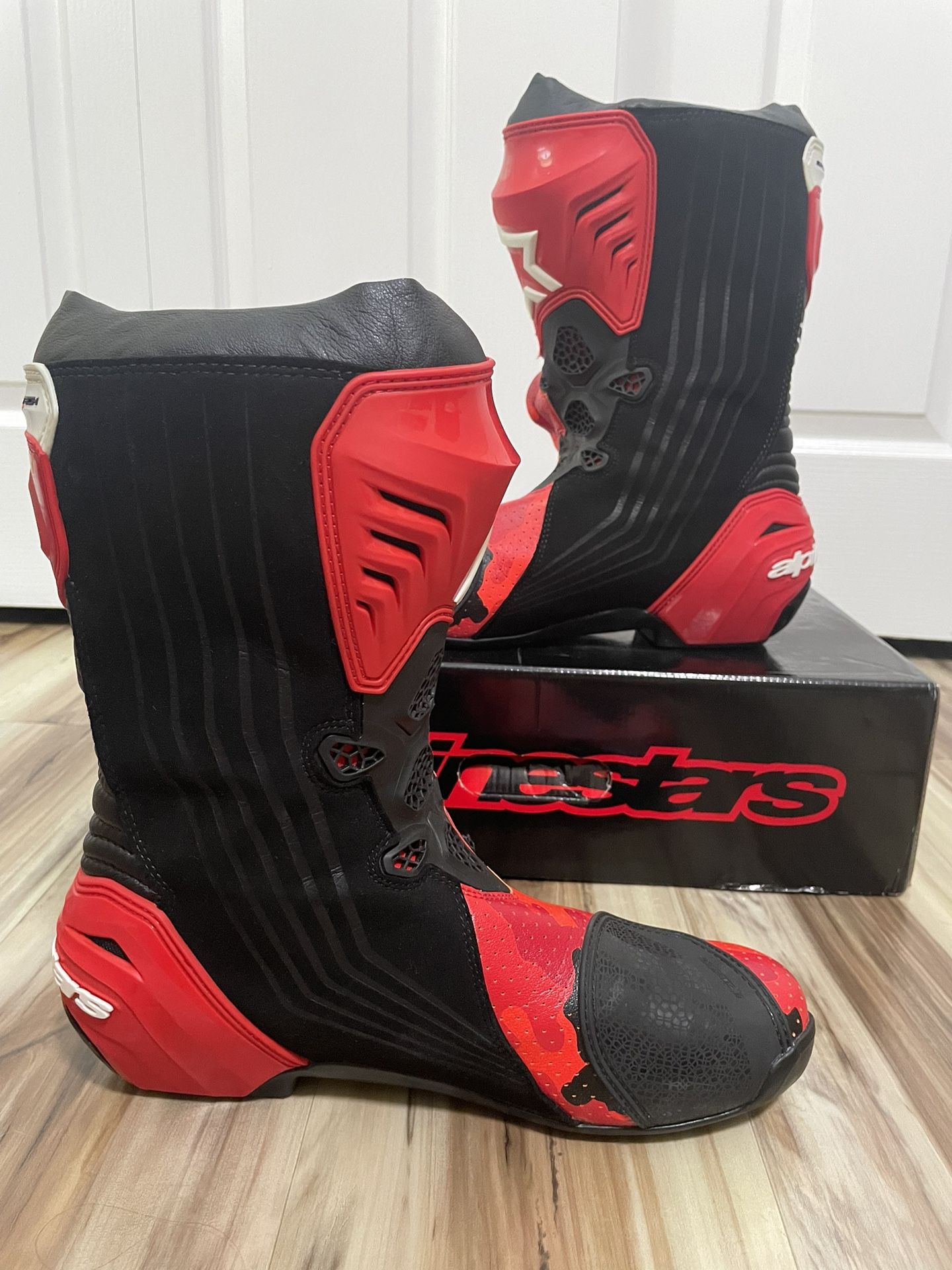 US 9.5. EURO 44. Alpinestar Supertech R RED CAMO BLK V Boots