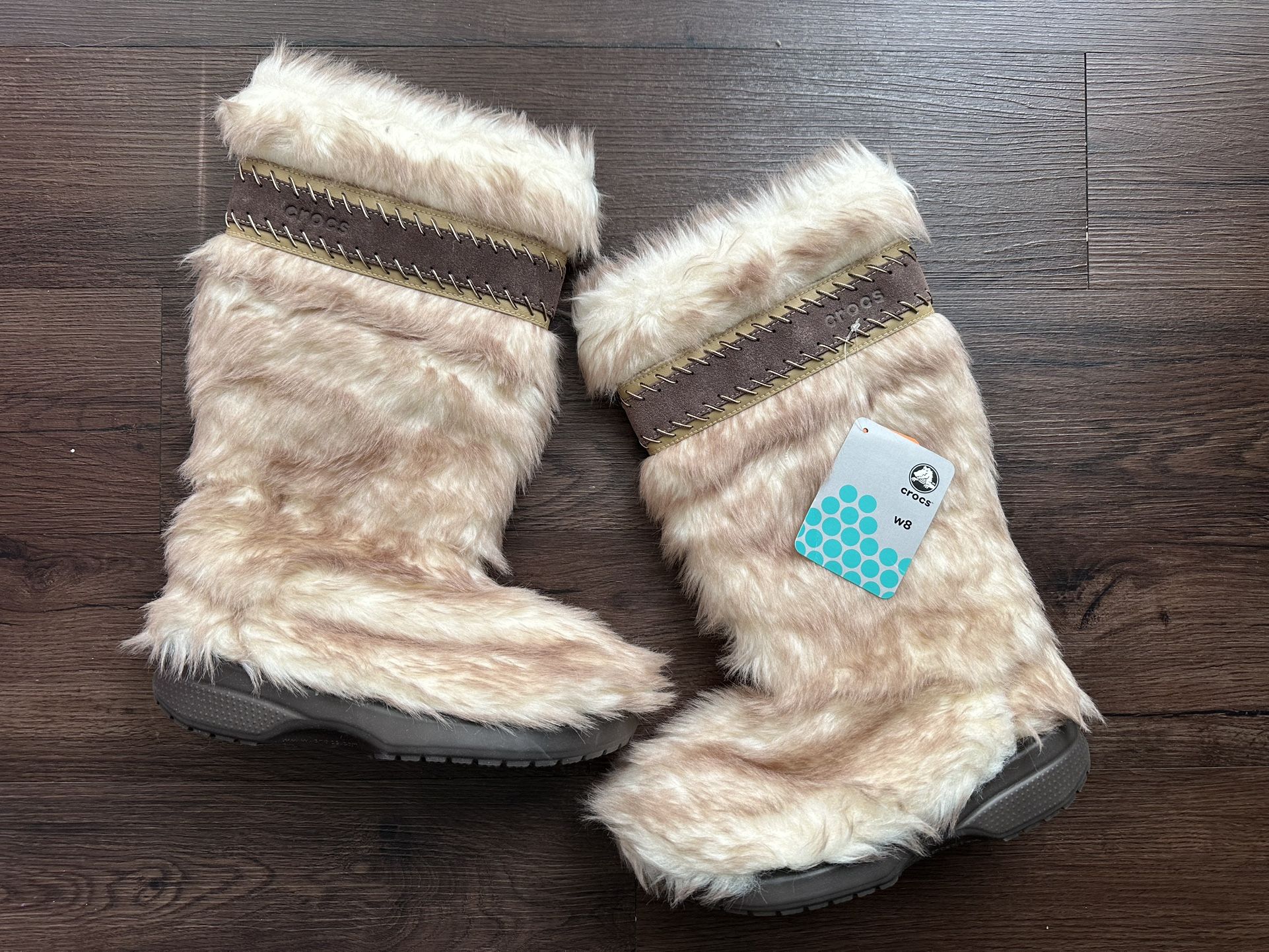 New CROCS Faux fur boots 8US Never worn, with tag