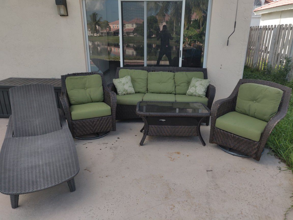 Outdoor furniture set with cushions