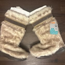 New CROCS Faux fur boots 8US Never worn, with tag