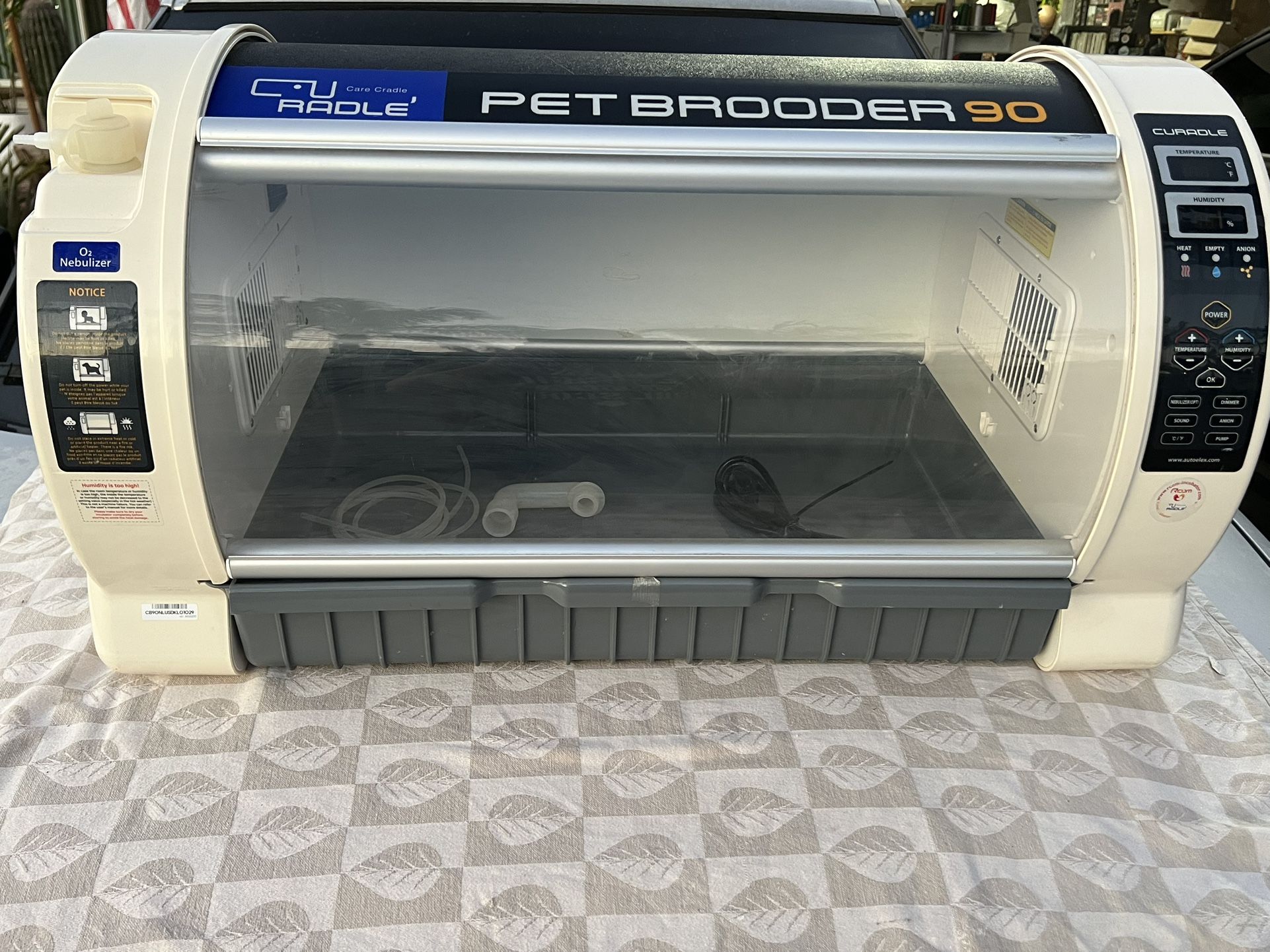 Pet Brooder 90 Incubator – Great Condition (Oxygen & Nebulizer Ports)