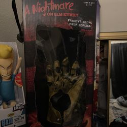 NECA Nightmare on Elm Street Freddy Krueger Replica Dream Warriors Glove BRAND NEW 