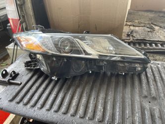 2019 Toyota Camry Right Side Headlight (Not Oem)