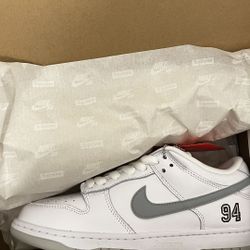 Supreme X Nike White Metallic size 6 mens/ 7.5 women’s 