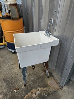Utility Laundry Sink with Faucet missing leg