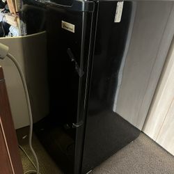  Mini Fridge In Perfect Condition 