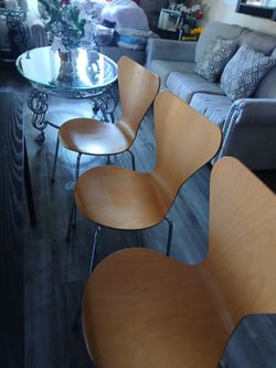 7. SILLAS DEL. MISMO COLOR POR  LAS 7