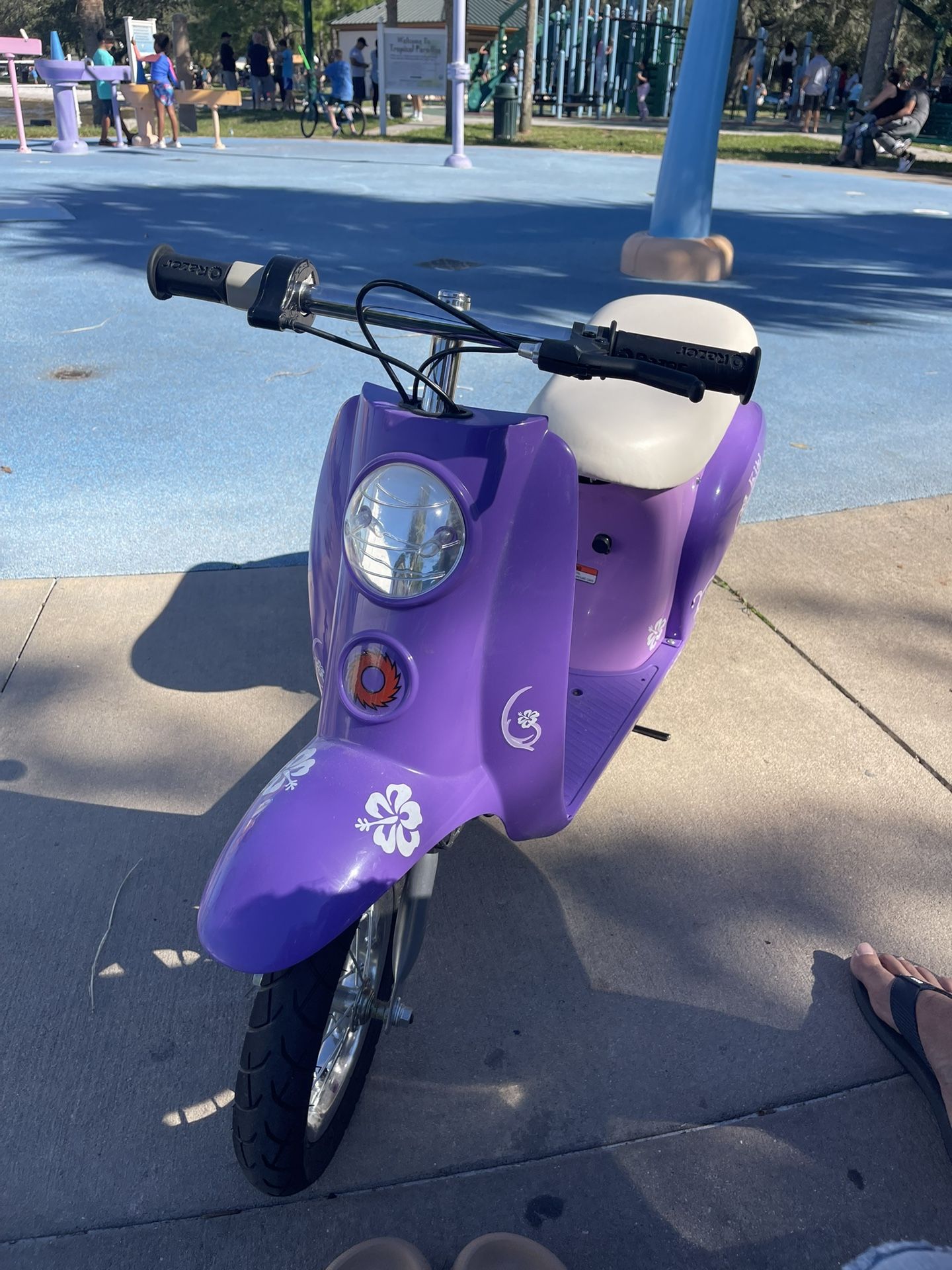 Razor Pocket Mod Miniature Euro-Style Electric Scooter - Kiki Purple, for Kids and Teens Ages 13+, Vintage-Inspired Design, Up to 40 Minutes Ride Time