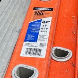 32ft 300lb Werner Fiberglass Ladder