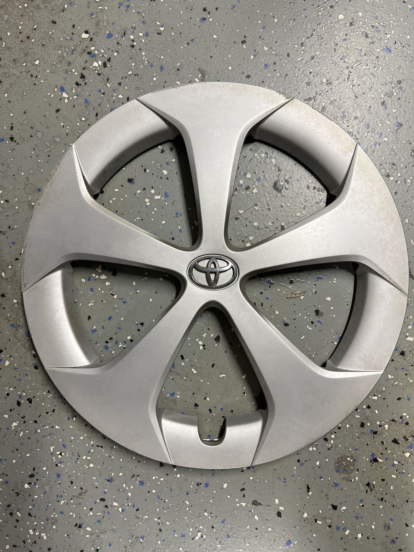 2015 Toyota Prius OEM hubcap, single Only