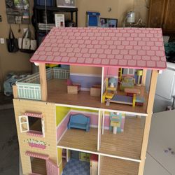 Dollhouse with Furniture 