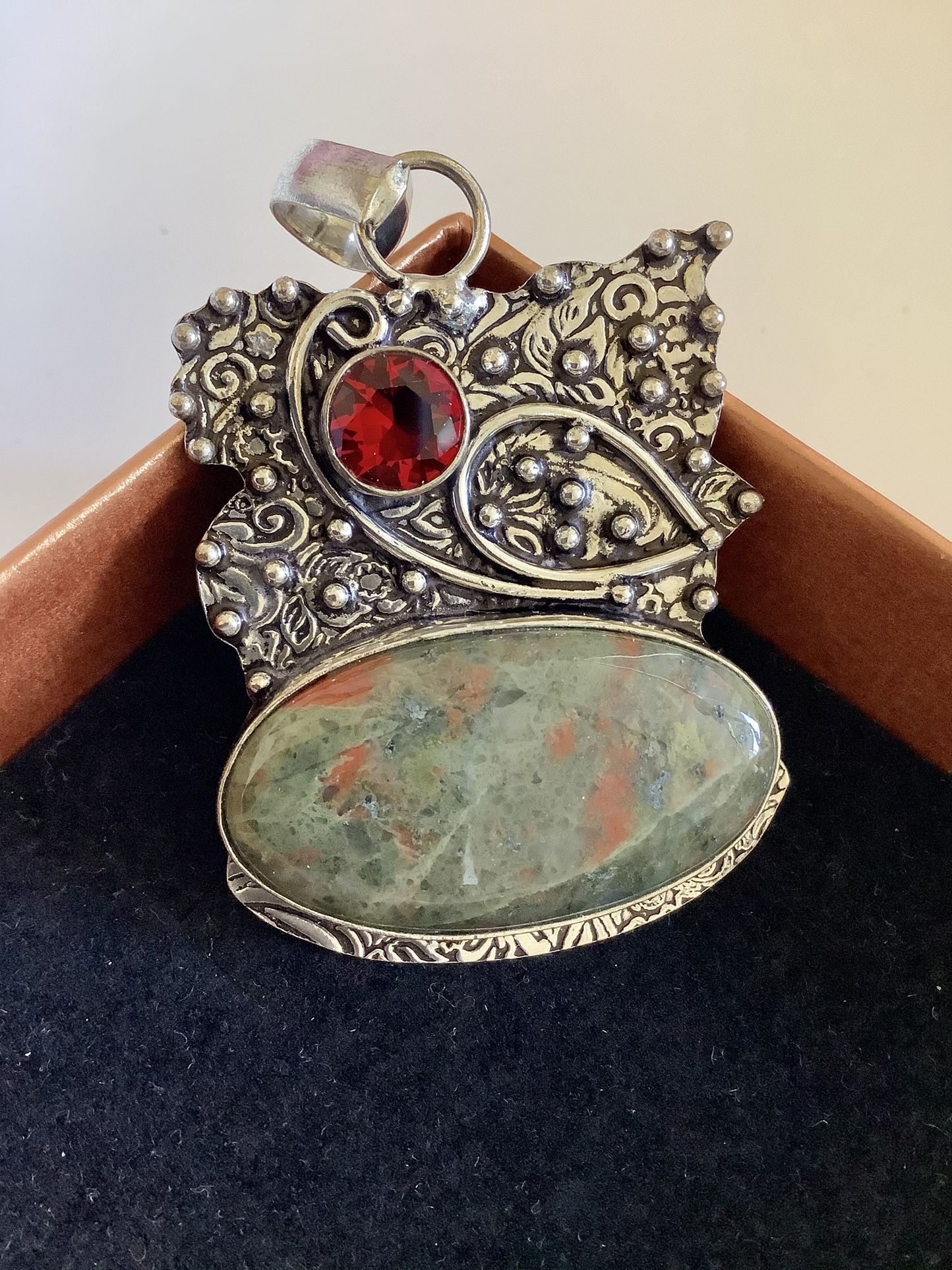 Welcome to Check Out Eva’s Offer Up 🤪👍 Pendant $20 / Silver + Crystals Hearts earring $15 / Sterling Silver Rings Each $25 🛍Rose Necklace $25