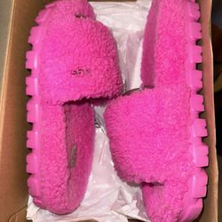 UGG SLIPPERS