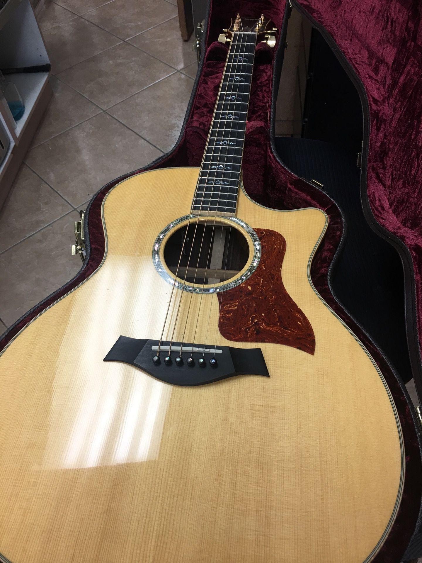 Taylor electric acoustic guitar mint condition w/ case