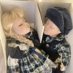 Christopher And Kaitlyn Porcelain Kissing Doll 