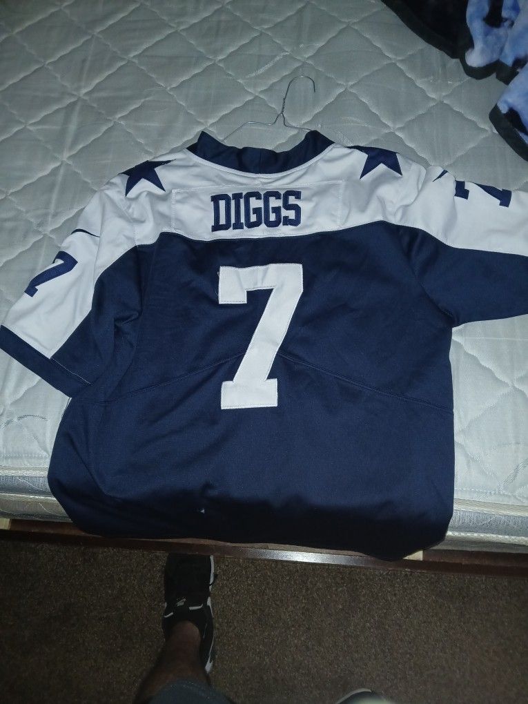 Dallas Cowboys jersey its a Medium size (obo)