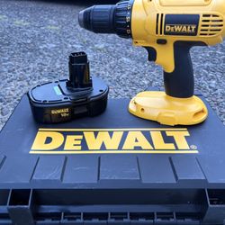 DEWALT DC970K-2. Cordless, 18V 1/2" drill/driver WITH RECHARGEABLE BATTERY