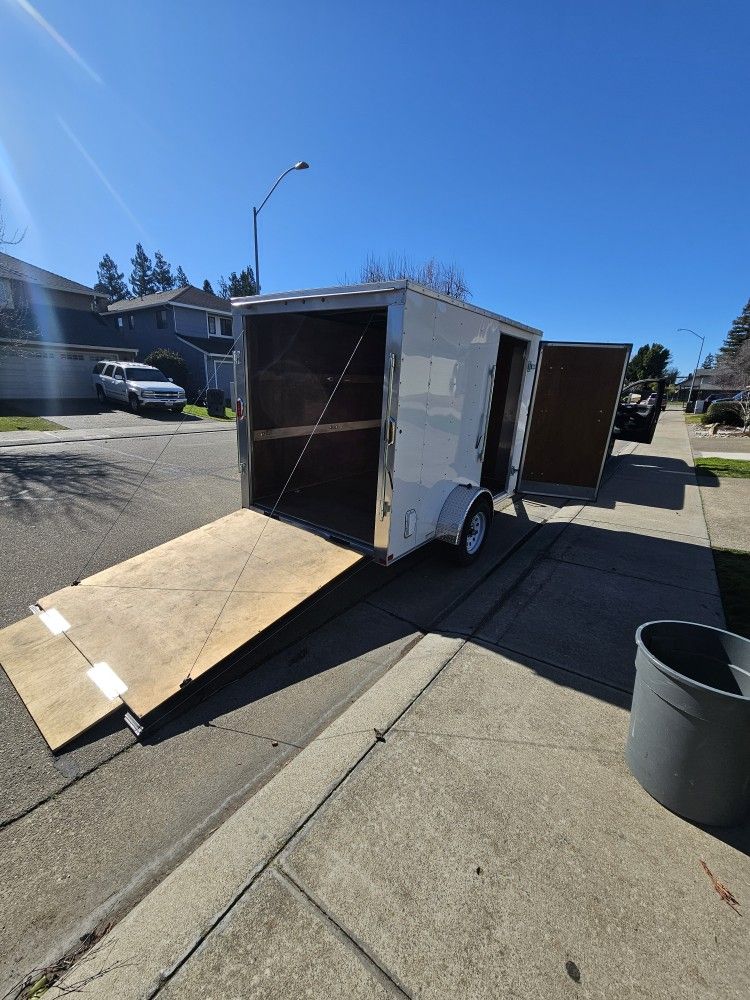 Trailer With HITCH LOCK & KEYS