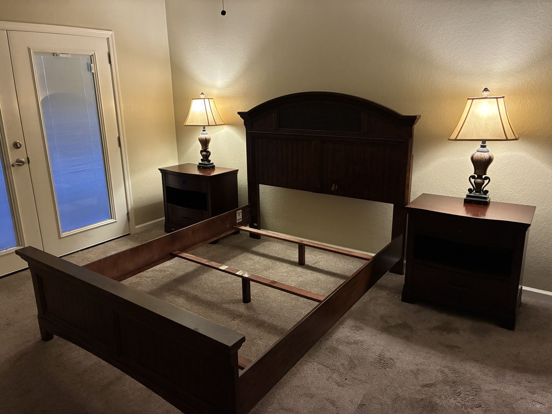 Wooden Bedroom Set (Queen Size)