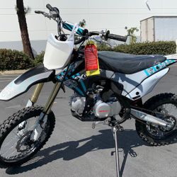 **Brand New Dirt Bike 125cc** - Adult size. - Kick Start. - Manual with Clutch. - 4 gears. - Mph 55-60 - Support up 450 lbs. - Alloy rims and suspensi
