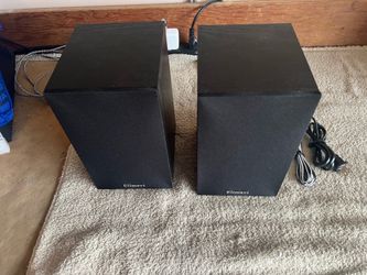30 watt bookshelf powered speakers mint!! $30