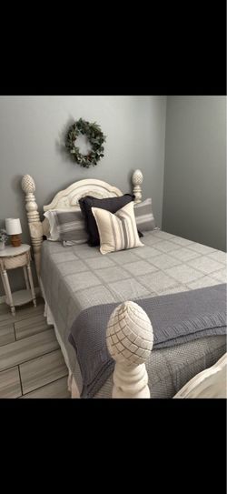 ❤️BEAUTIFUL VINTAGE QUEEN SIZE BED FRAME- MATRESS AND BOXSPRING INCLUDED❤️