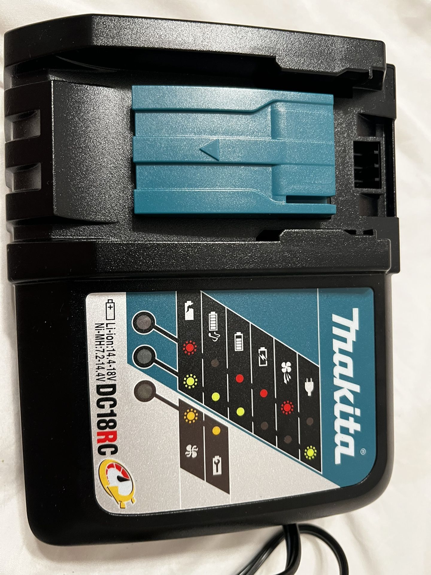 Cargador Makita Rápido 18volt Nuebo $44