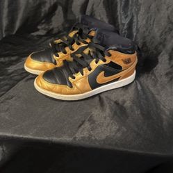 Nike Air Jordan 1 Mid SE Metallic Gold Black Basketball Shoes size 3y