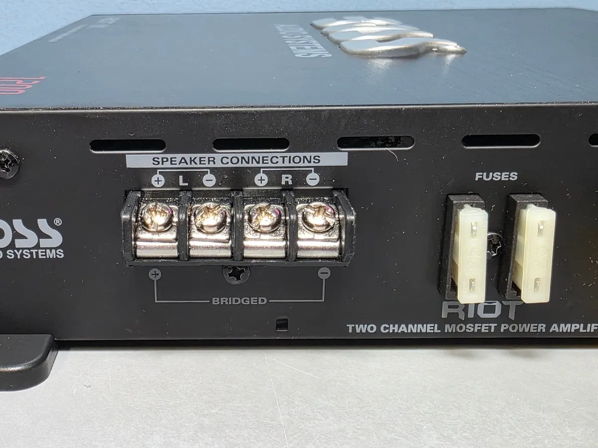 Boss 1200(RIOT) WATT MOSFET 2 CHANNEL AMP(R6002)