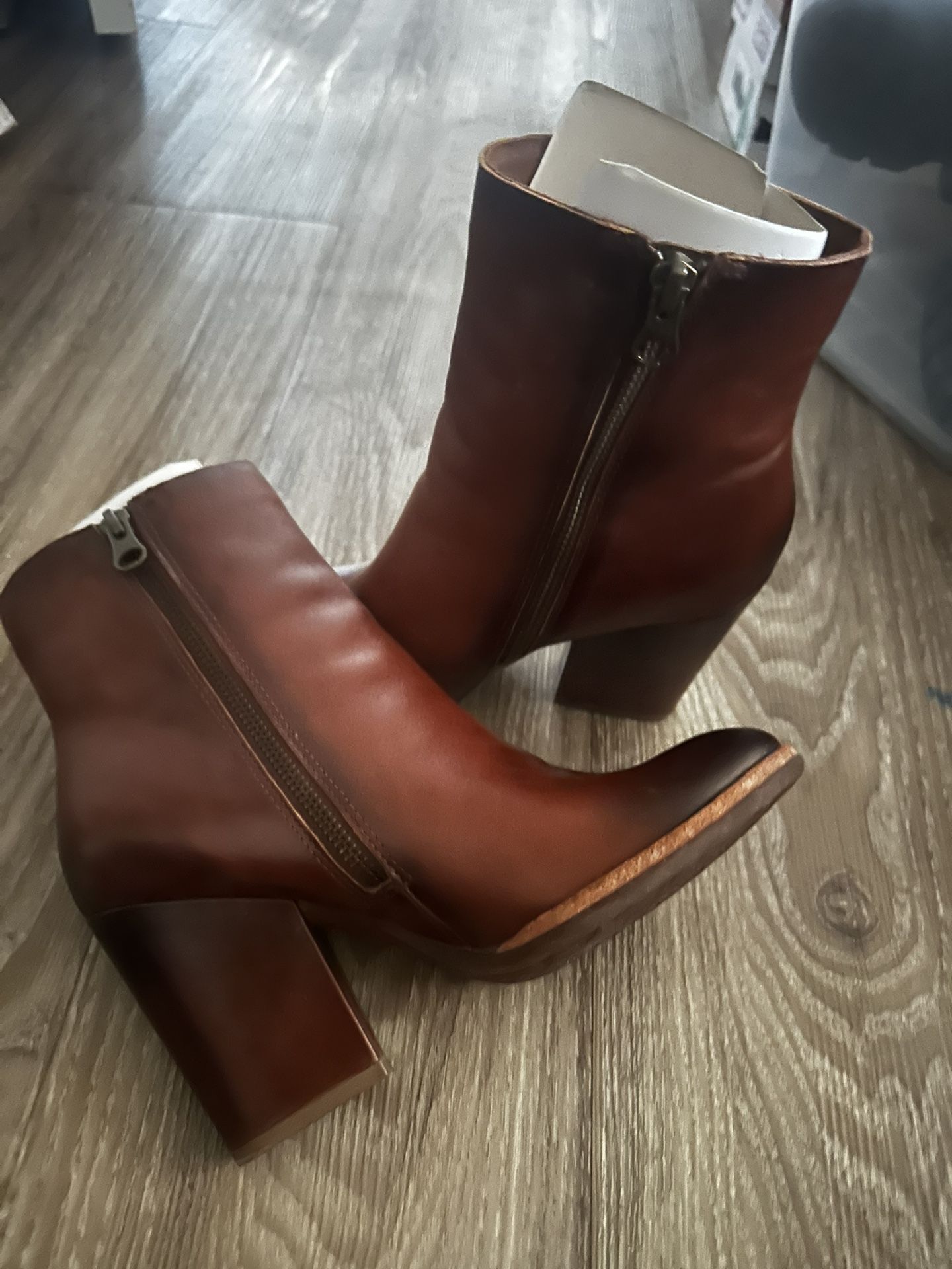 New - $30 Kork-Ease Size 6.5