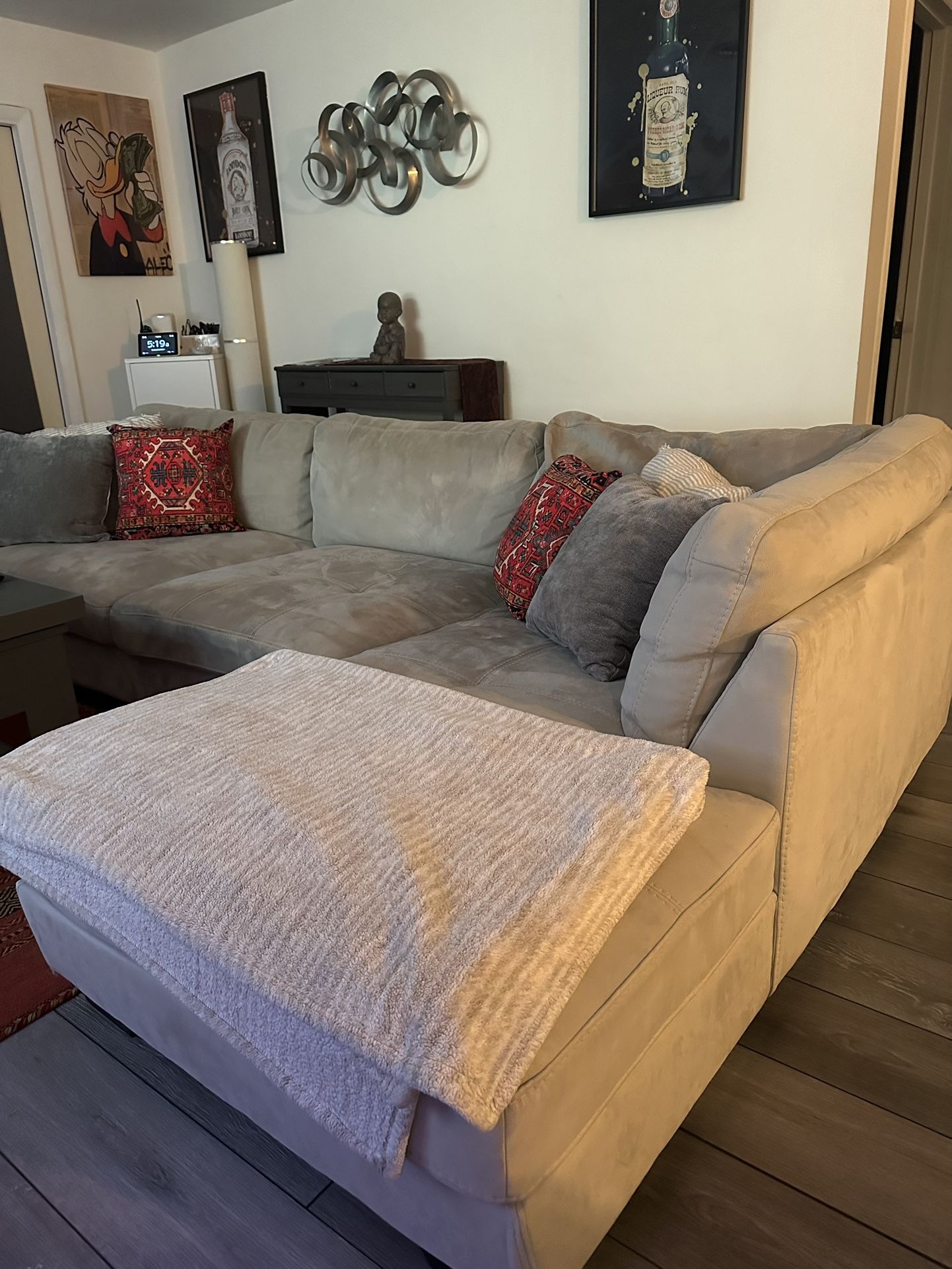 SECTIONAL COUCH