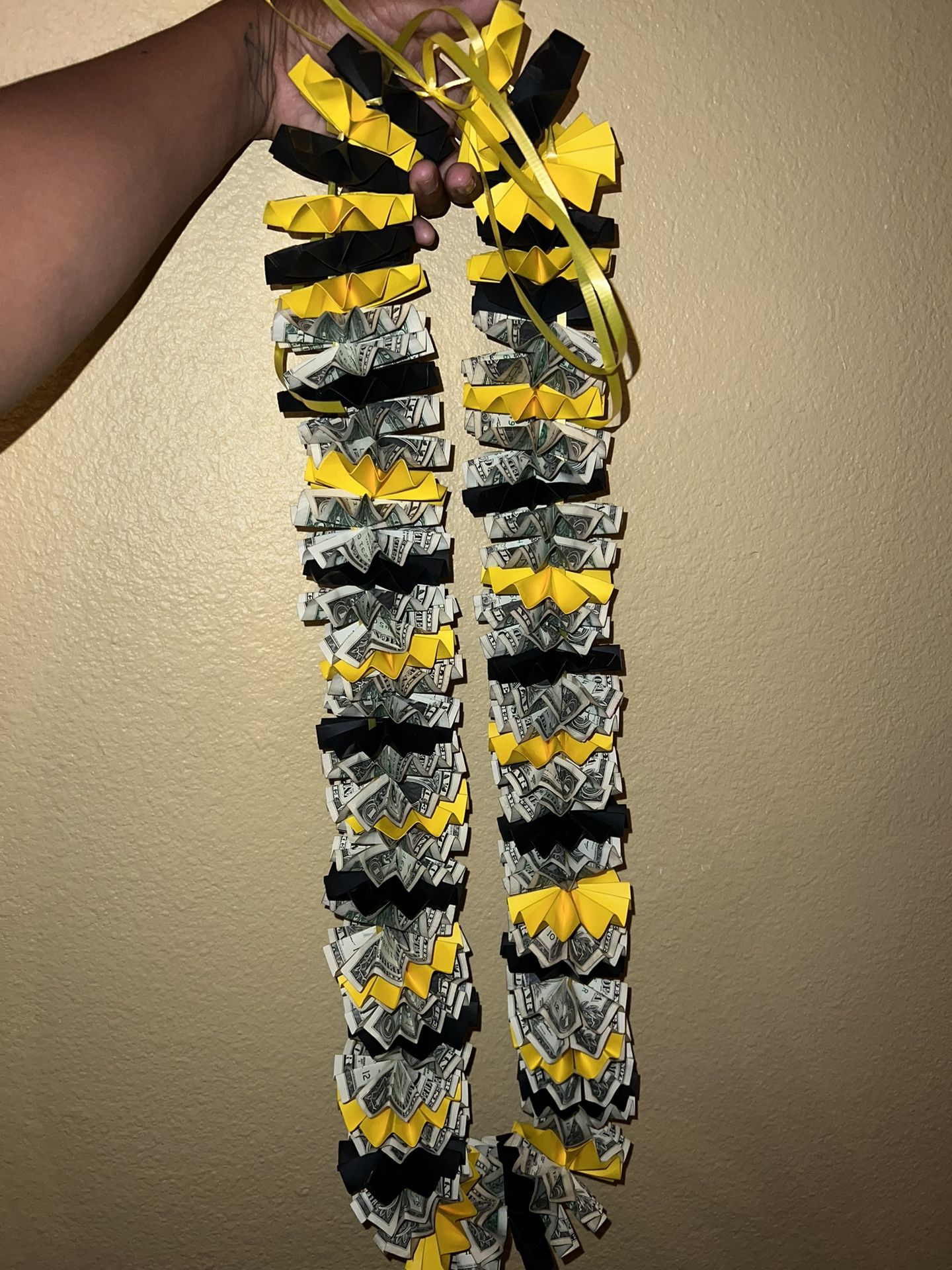 Black And Yellow Graduation Money Leí