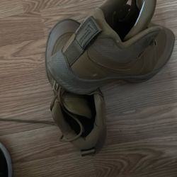 Nike Boots Size 8.5 Only 1 Lace