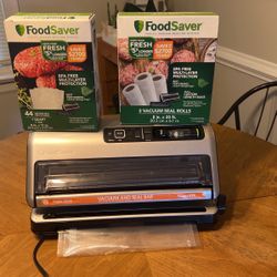 Food Saver, Vacuum And Seal Bar In Perfect Condition +3 Vacuum Seal Rolls Another Brand New Vacuum Seal Precut Bags