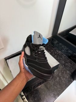 Jordan 5 Unc blues (shipping available)