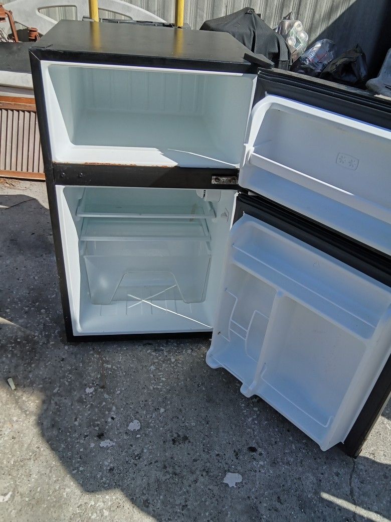 Whirlpool Small Fridge 32 Inch Tall