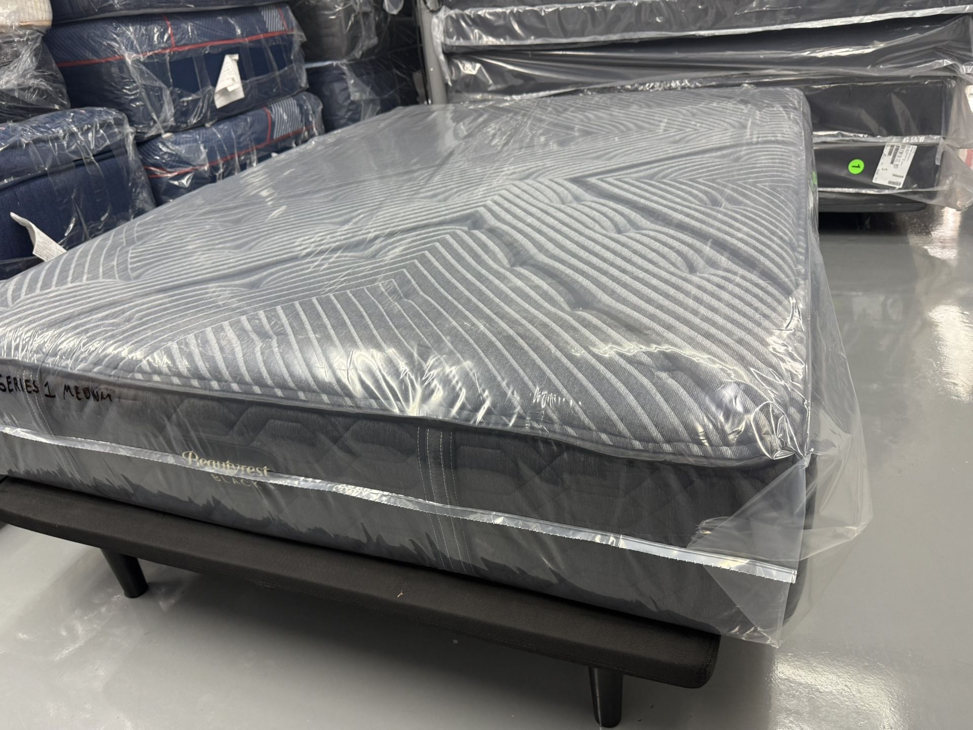 QUEEN SIZE SIMMONS BEAUTYREST BLACK SERIES 1 (MEDIUM) MATTRESS & BOX SPRING BED SET