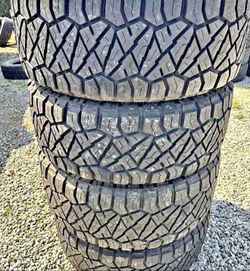 285/75/18 Nitto vendo un set de llantas usadas excelente condiciones de vida las 4 ✅🤩I am selling a set of used tires, all 4 in excellent living cond