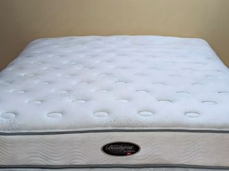 Kin,g Size Mattr,ess Beautyrest 12". Free same-day delivery.
