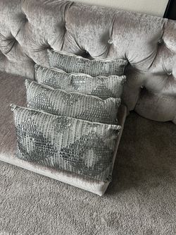 4 Pillow  excellent condition