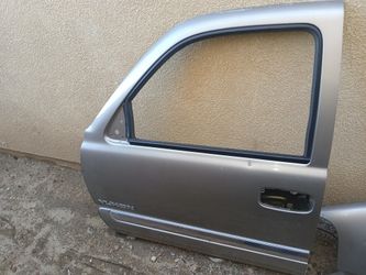 2001 GMC Yukon Driver Door