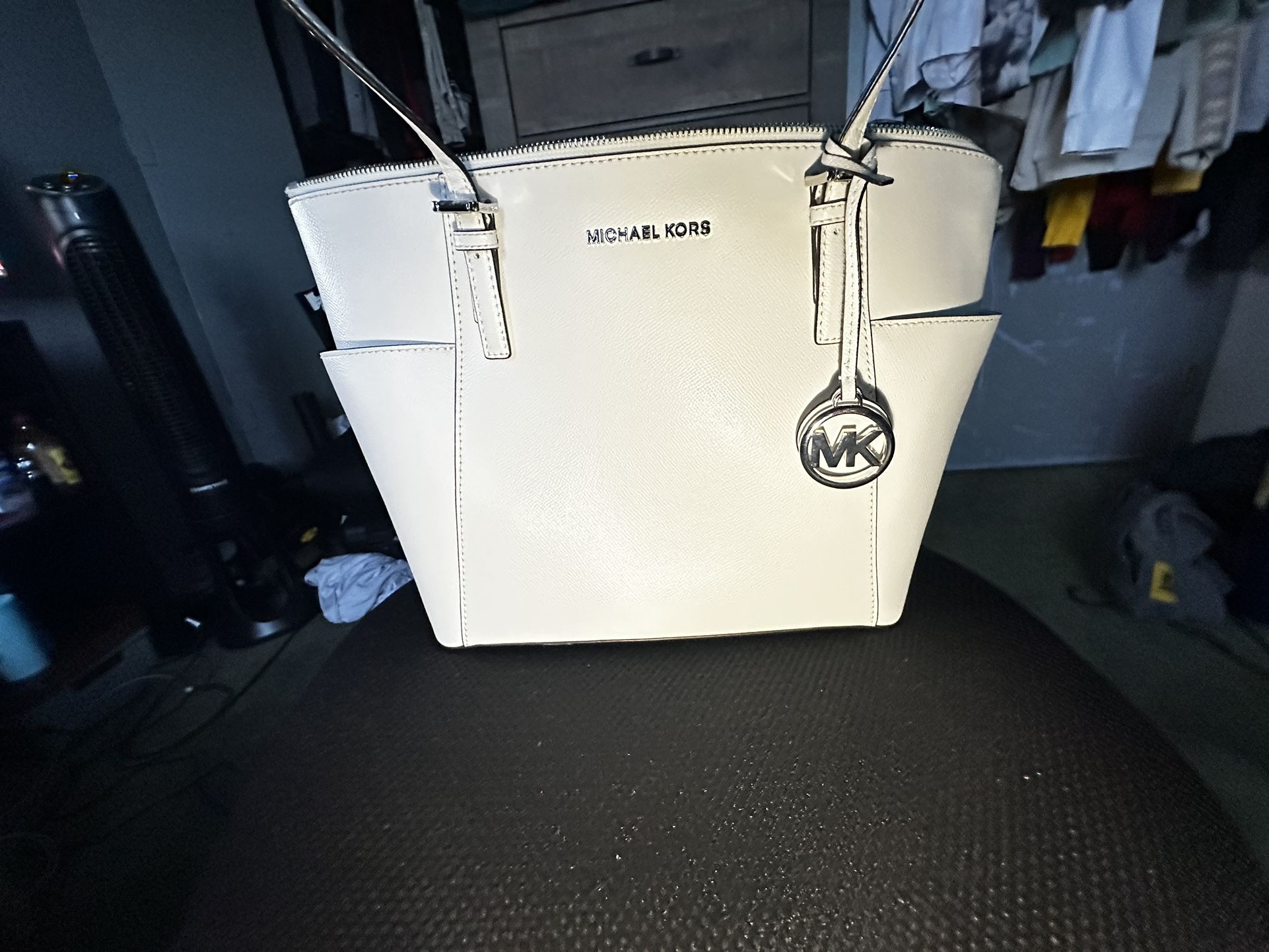 White Micheal Kors Jet Set Handbag