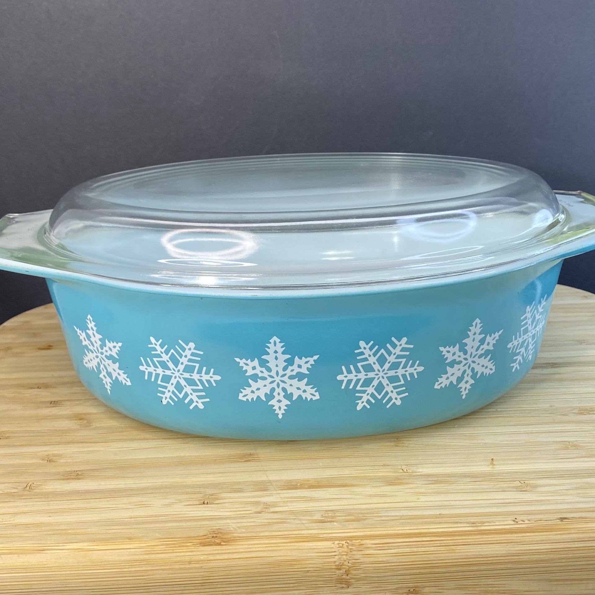 Vintage Pyrex Turquoise SnowFlake Casserole, 2.5 quart with the lid