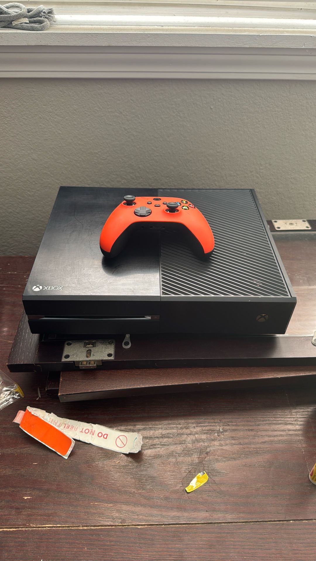 XBOX ONE BLACK 500GB WITH NEW ORANGE CONTROLLER