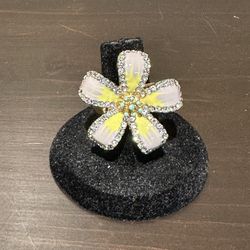 Beautiful beige-yellow flower ring with rhinestones approx size 6